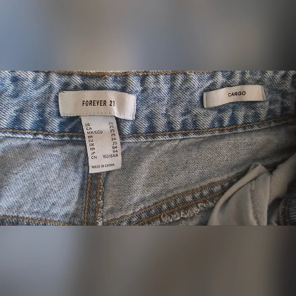 Forever 21 Light Wash Cargo Jeans High Rise Wide Leg - Size 25 - Picture 3 of 3